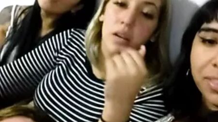 アルゼンチンの少女が胸を露出