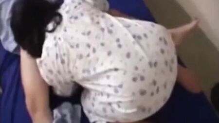 日本人ぽっちゃり熟女の母親と、その息子ではない男
