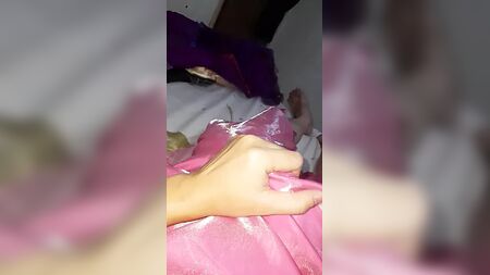 サテンのロングドレス（プロム用のピンク色）を着た女装家
