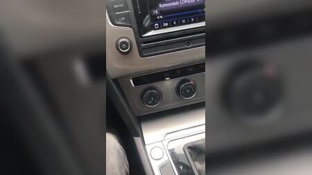 ターバンを巻いた2人が車の中に