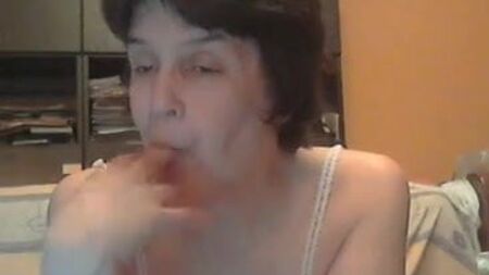 年配の女性がオンラインでチャットしている