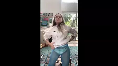 ジョジョ・レベスク、インスタグラムで胸をチラ見せ