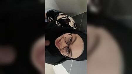 インドネシア - トイレで黒いヒジャブを噛む