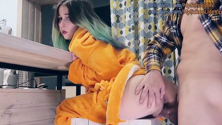 ポケモン柄のパジャマを着た眠そうなティーンエイジャーとのセックス