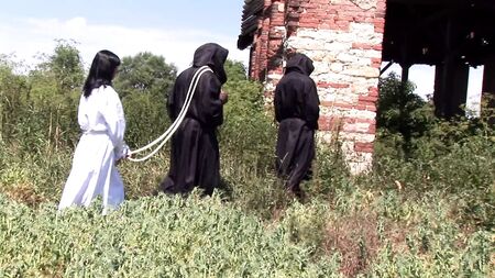 この魅力的な少女が、2人の変態男たちから罰を受ける
