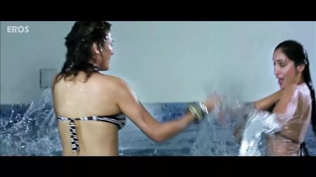ウディタ・ゴスワミとソフィア・ハヤット、セクシーなビキニシーン