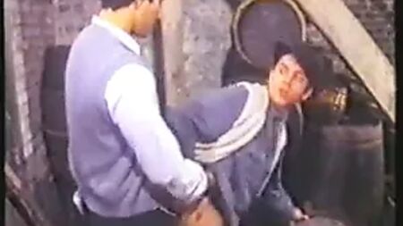年上の男に犯されるフランスの少年
