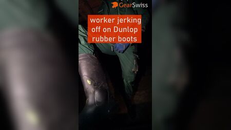 ダンロップのゴム長靴を履いた作業員が自慰行為に及ぶ