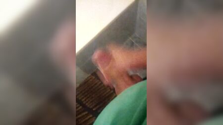 ニコラ03は自分のペニスをシゴいて射精している