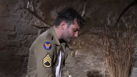 あの兵士、あそこをめちゃくちゃに開けてやりたいんだ
