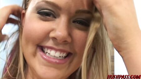 キュートなアンバー・ピーチは、解き放たれたアナル好きの女