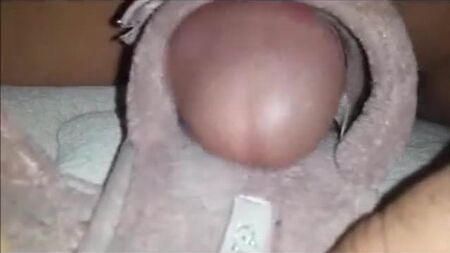 セクシーで汗ばんだスリッパがチンポを咥えた