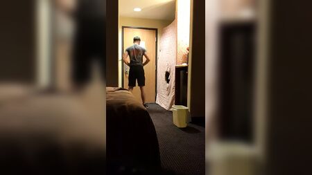 Grindrで知り合った相手と、2分もかからずに中出しされた