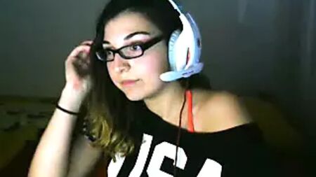 TwitchストリーマーのLiianafが胸とお尻を披露