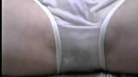 白いナイロンパンティを履いて笑う可愛い子