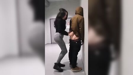TSの女の子が廊下で男とセックスする