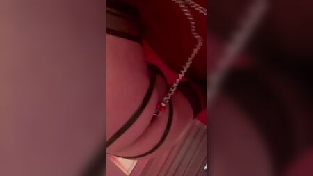 ジェニファーは、トランスジェンダーのエスコート娼婦であり、フランスのポルノ女優である