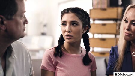卑劣な親たちが可哀想な少女とセックスをしている