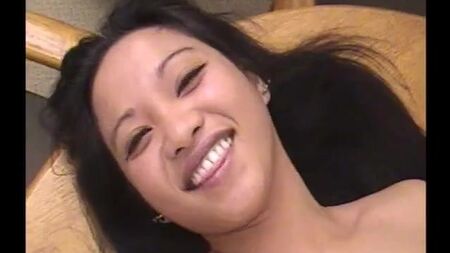 テーブルの上で裸のエキゾチックな美女