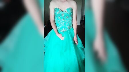女の子のティールブルーのコルセットバック・プロムドレスを着て