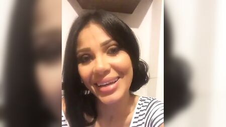 セクシーなモナ・マムドゥー
