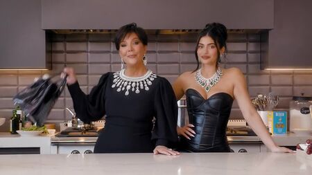 カイリーとクリス・ジェンナーが一緒に夕食を作る｜Vogue