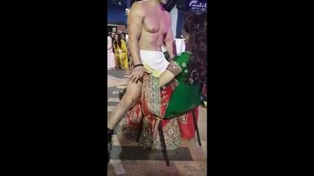 結婚式の前に男性ストリッパーを楽しむデシ少女 xxx インド映画.mp4
