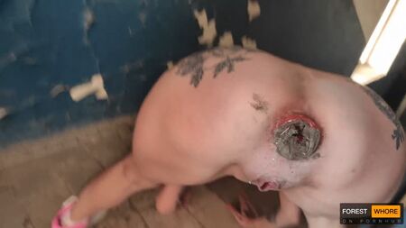 尻に泥を突っ込み、ゴミを食べる森の娼婦 - ハードコア, 公共の場での危険なプレイと過激なスケベ恥辱, 素人, ウクライナ小便