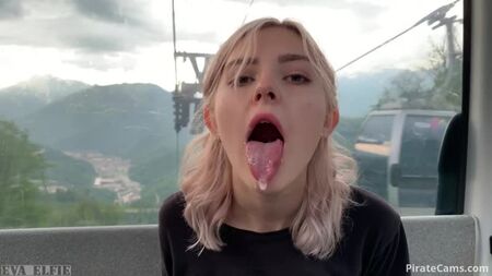 ティーンがケーブルカーでザーメンを飲み込む公開フェラチオ Eva Elfie - Beautiful Babes