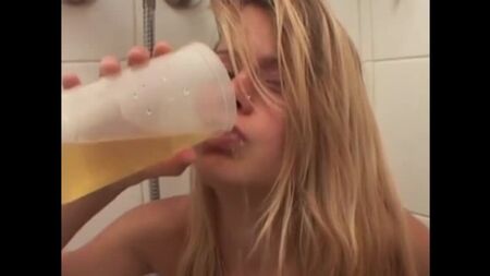 amateur_pissslut_swallow 小便を口に含んで唾を飲む