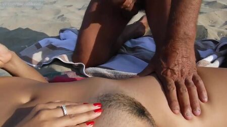 二人の男がビーチでチンコをシゴき、全裸の女の子にザーメンをぶちまける (Handjob, cumshot, pov, nudism, orgasm, hairy, ejaculation,masturbation)