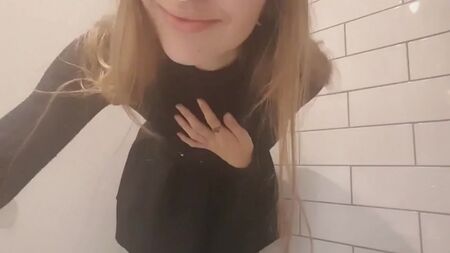 大学のトイレでアソコを見せ、自分をもてあそび、オナニーをする学生