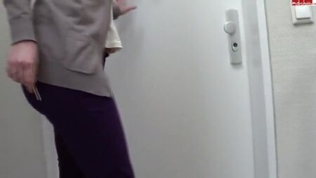 女性が自宅前で紫色のパンツを漏らす