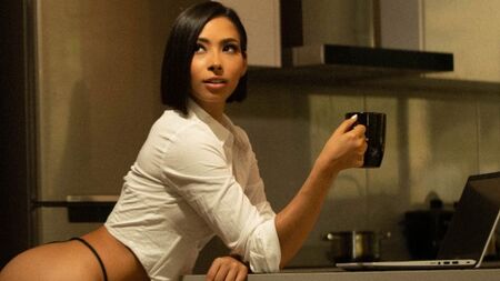 彼女は私の個人的な女になる準備ができているようです