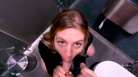 ちなみに、まともな女の子はトイレに入ることはありません