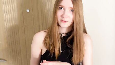 親切な配達員の女の子が配達時間が長かったことを謝罪した
