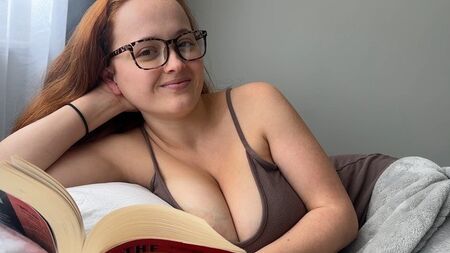 授乳中の継母が義理の息子に身を委ねる