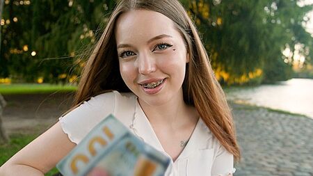 お金のためならそうだ！ 18歳の外国人と買春