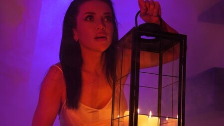 ハロウィーンの夜にブラウニーと犯された熱い熟女