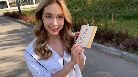 観光客はとてもお腹が空いていたので、私は彼女に精子を与えました