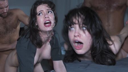 最初の乱暴なファックで彼女はジェット機のバケツで絶頂した