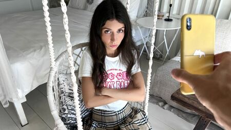 継父は継娘がポルノに出演していることを知り、ショックを受けました