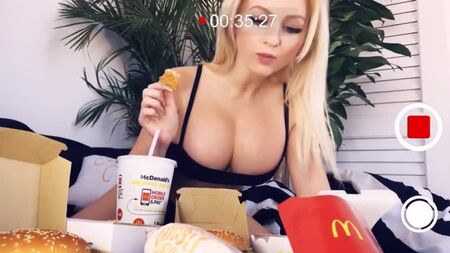 YesBabyLisa - マクドナルドを食べるホットセクシーな巨乳ガール - ベストフィットネスInstagramの