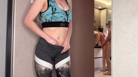彼女は犯され、私はオナニーする