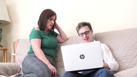 叔母がオタクの甥を誘惑する