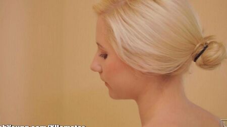シャワーの後、彼女の美しい体はとても柔らかかった