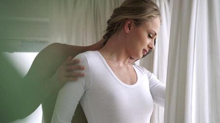 優しいブロンドは彼女のお気に入りをファックします