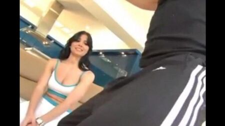 巨乳のブルネットの精液