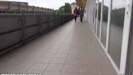 駅で女の子を捕まえた