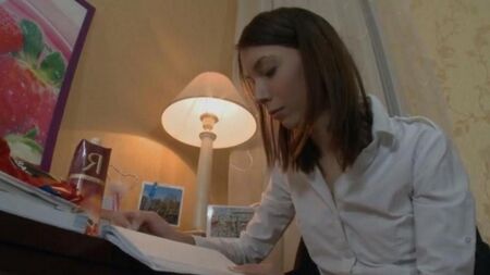 ロシアのアレナは彼女の戦利品で英語を教えています
